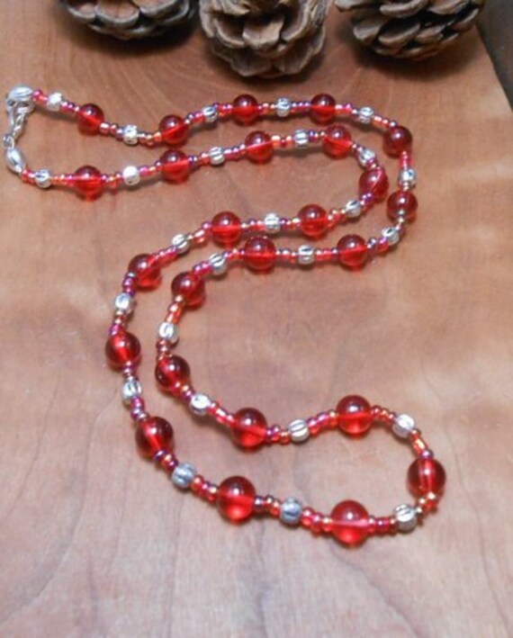 Rote Vintage Glas Und Silber Perlen Halskette-Valentinstag Schmuck-Rote Halskette-Vintage Glas-Silber Verschluss-Rote Halskette von DinaMichelleJewelry