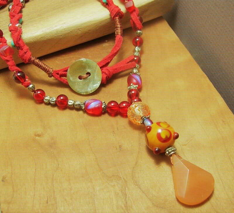 Rotes Leder & Vintage Perlenkette, Lederschmuck, Perlen Halskette, Boho Schmuck von DinaMichelleJewelry