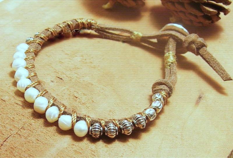 Rustikale Gewebte Leder Armband-Leder Wickeln Armband - Weiße Süßwasserperlen Sterling Silber Made in Amerika-Braun von DinaMichelleJewelry