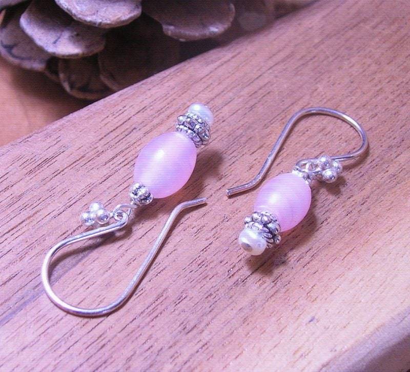 Vintage Creme Rosa Glasperle Und Reis Perle Silber Ohrringe von DinaMichelleJewelry