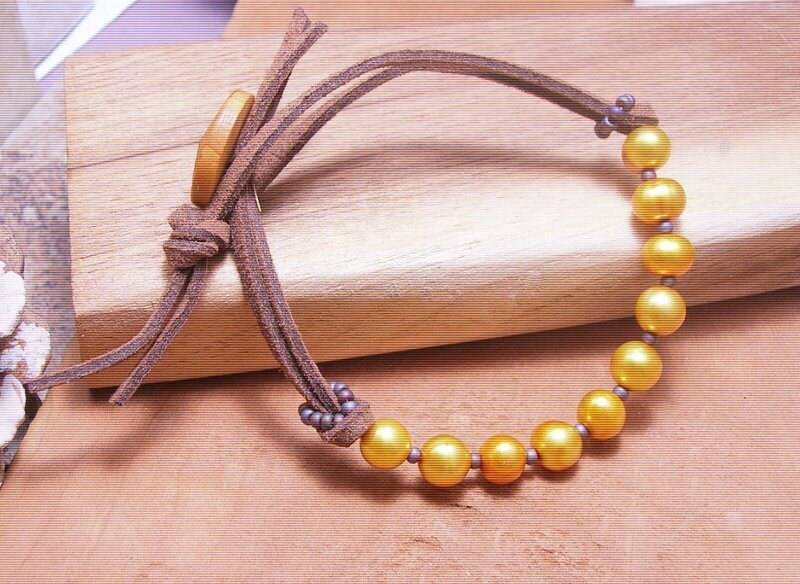 stapelbare Gold Perle Und Leder Gebet Armband-Leder Wickeln Armband - Süßwasserperlen Braun Es von DinaMichelleJewelry
