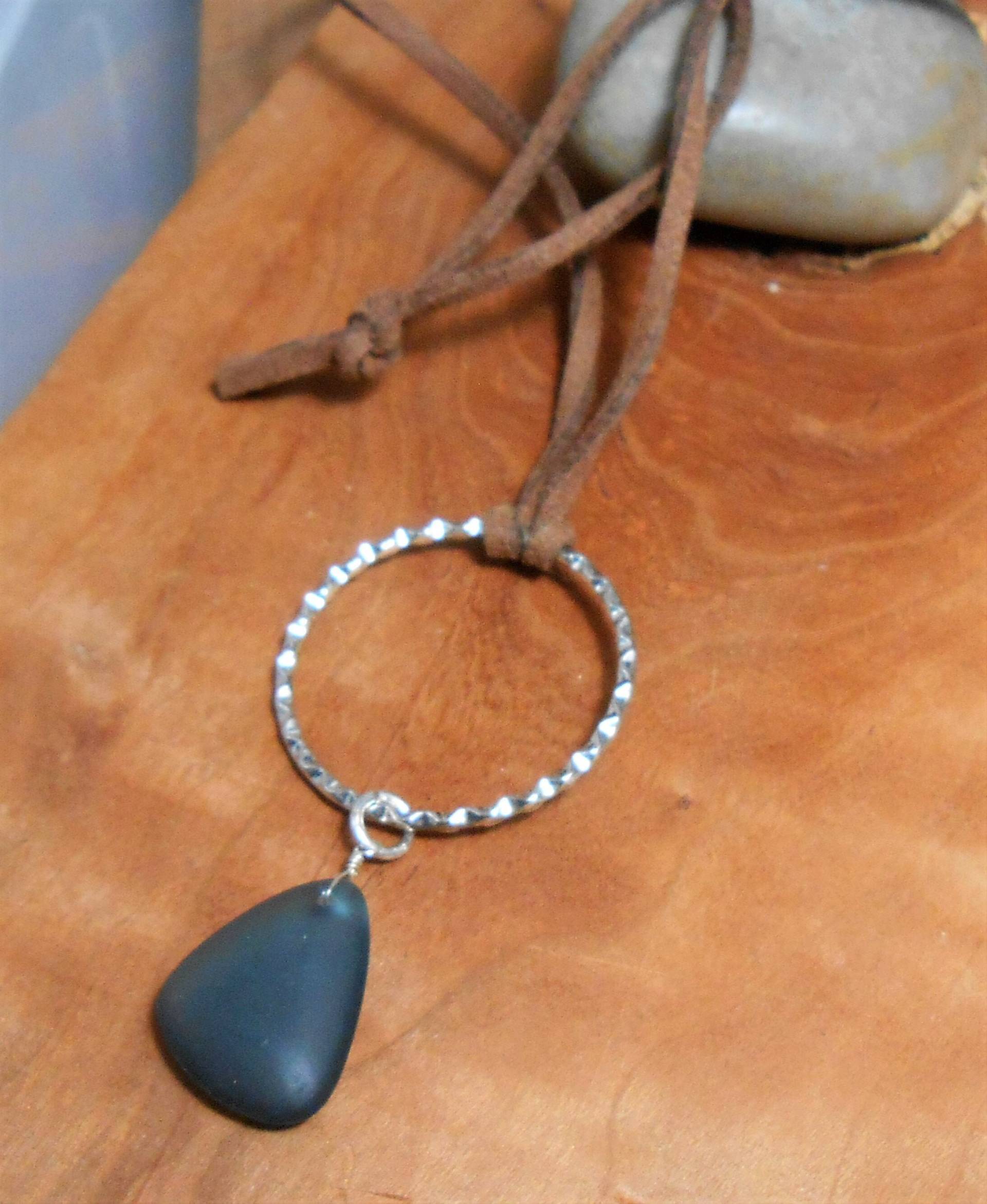 strand Glas, Silber Und Leder Ripple Halskette von DinaMichelleJewelry