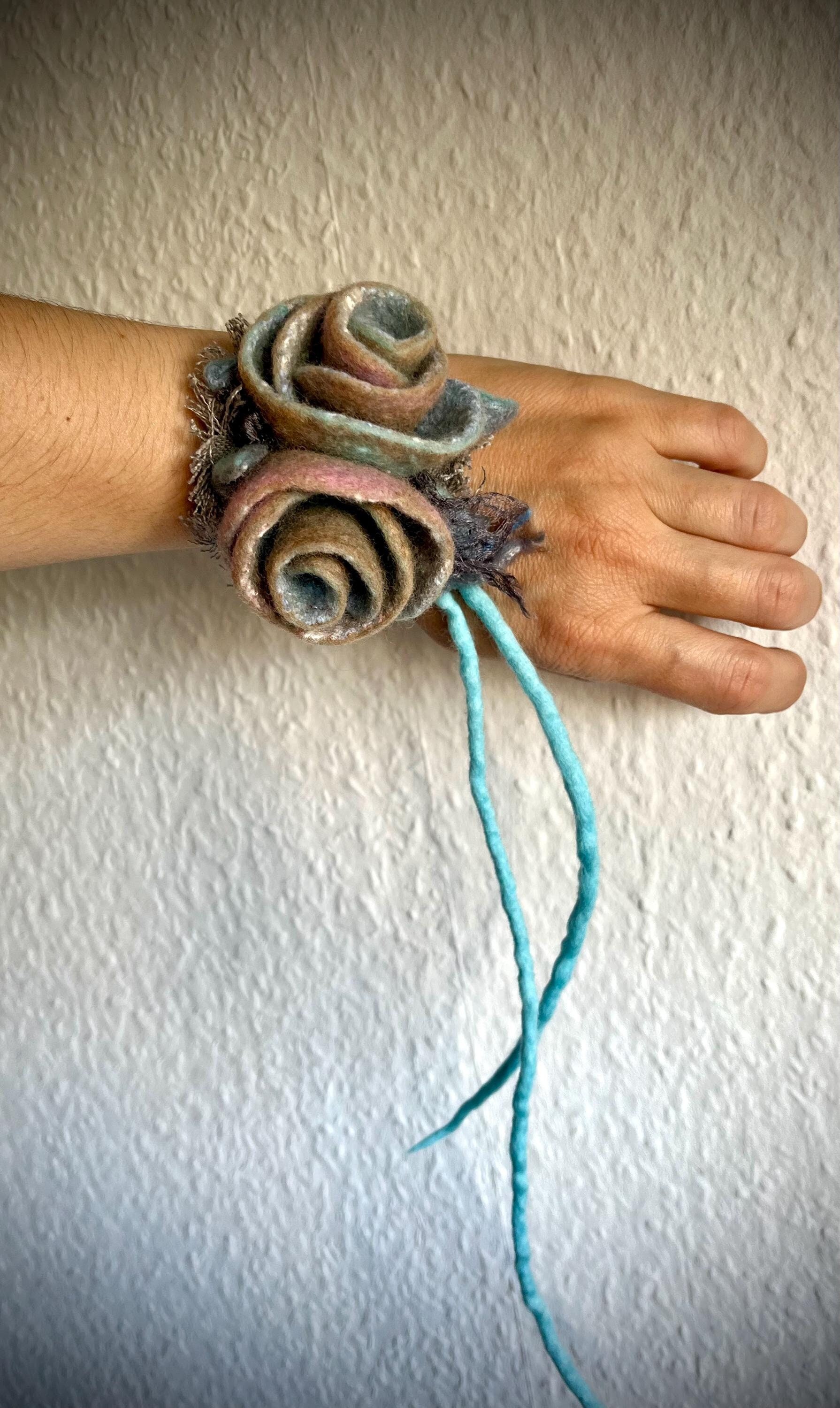 Handgefilztes Armband || Filzblume Filzschmuck Accessoire Für Damentasche Geschenk Sie Weihnachsgeschenk Handgefilztes Armband || Filzblume Filzschmuck Accessoire Für Damentasche Geschenk Sie Weihnachsgeschenk von DinaSeelich