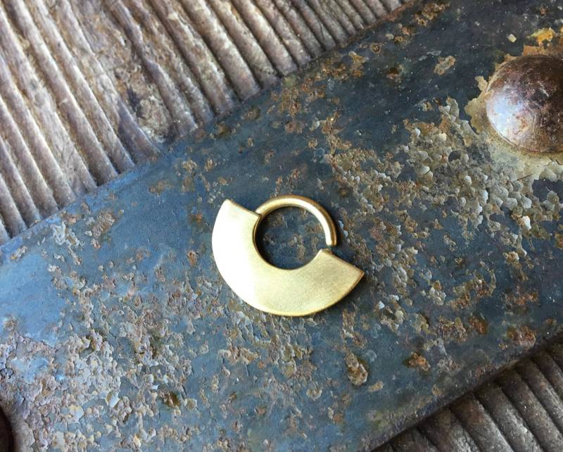 Breiter Gelber Septumring ~ Nasenring Mit Satin-Finish Gelbgold Getauchtes Sterlingsilber Dicker Körperschmuck Statement-Piercing Breiter Gelber Septumring ~ Nasenring Mit Satin-Finish Gelbgold Getauchtes Sterlingsilber Dicker Körperschmuck Statement-Piercing von DinanRings
