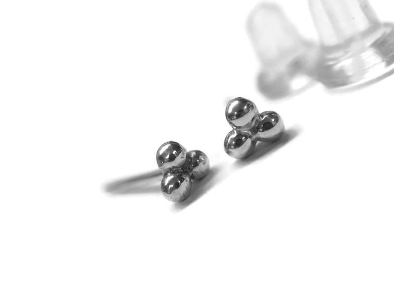 Drei Perlenohrringe ~ Schlichte Sterling Silber Dreieck Ohrstecker 3 Kugel Ohrringe Drei Perlenohrringe ~ Schlichte Sterling Silber Dreieck Ohrstecker 3 Kugel Ohrringe von DinanRings