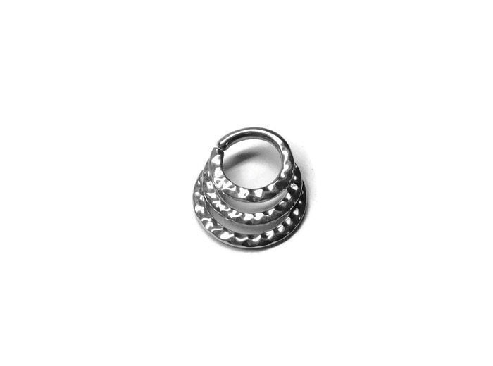 Dreifach Gehämmerter Septum Ring ~ Drei-Schicht Texturierter Nasenring 3 in 1 Körperschmuck Gehämmerte Creolen Gestapelter Offen Dreifach Gehämmerter Septum Ring ~ Drei-Schicht Texturierter Nasenring 3 in 1 Körperschmuck Gehämmerte Creolen Gestapelter Offen von DinanRings