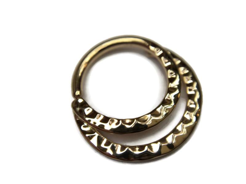 Gelbgold Doppelt Gehämmerter Septum Ring ~ Zwei Creolen in Einem Schmuck Sterling Silber Getaucht Handgeschmiedet Texturiert Gelbgold Doppelt Gehämmerter Septum Ring ~ Zwei Creolen in Einem Schmuck Sterling Silber Getaucht Handgeschmiedet Texturiert von DinanRings