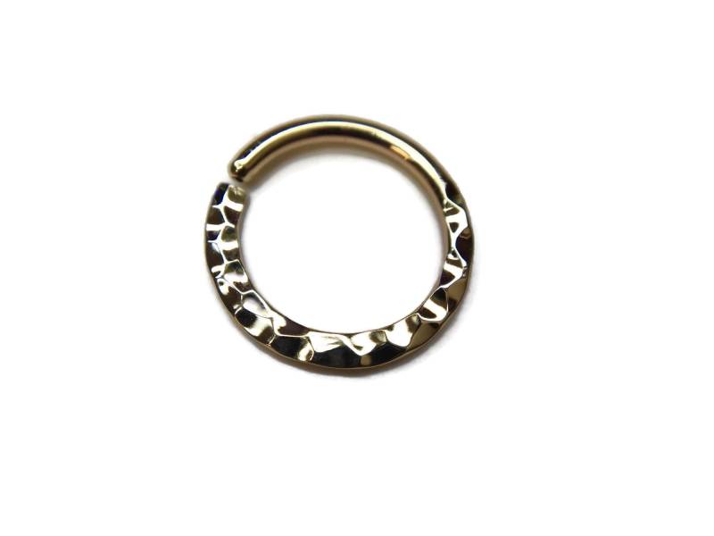 Gold Hammer Textur Septum Ring ~ Schlichter Gehämmerter Körperschmuck Hoop Gelbgold Getauchtes Sterling Silber Reversibel Gehämmert Und Glatt Gold Hammer Textur Septum Ring ~ Schlichter Gehämmerter Körperschmuck Hoop Gelbgold Getauchtes Sterling Silber Reversibel Gehämmert Und Glatt von DinanRings
