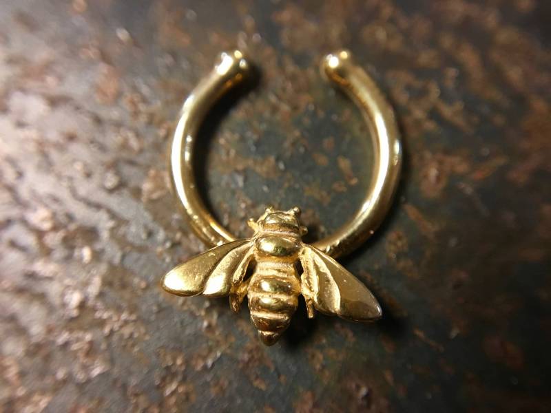 Goldene Biene Faux Septum Ring ~ Fake Clip-On Nasenring Gelbgold Getauchter Hummel Körperschmuck Goldene Biene Faux Septum Ring ~ Fake Clip-On Nasenring Gelbgold Getauchter Hummel Körperschmuck von DinanRings