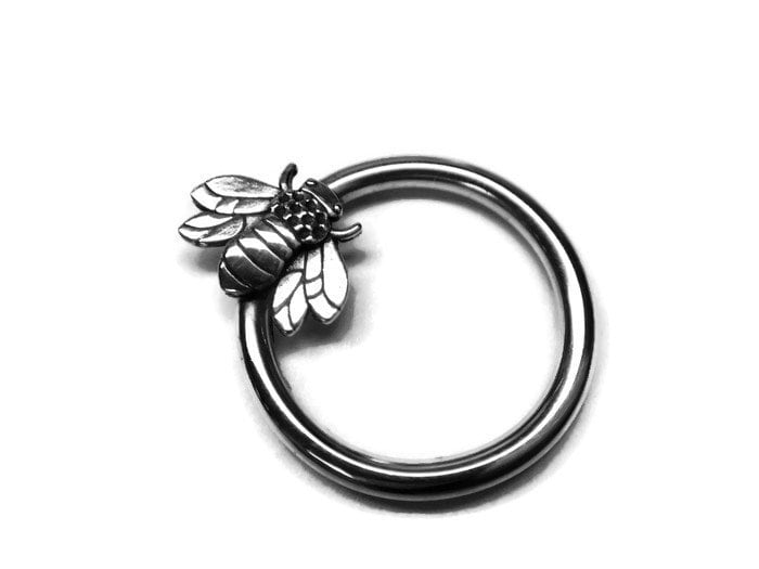 Honigbiene Daith Ring ~ Massives Sterling Silber Nickelfrei Biene Körperschmuck Diath Hoop Seitlicher Bienen Hummel Honigbiene Daith Ring ~ Massives Sterling Silber Nickelfrei Biene Körperschmuck Diath Hoop Seitlicher Bienen Hummel von DinanRings