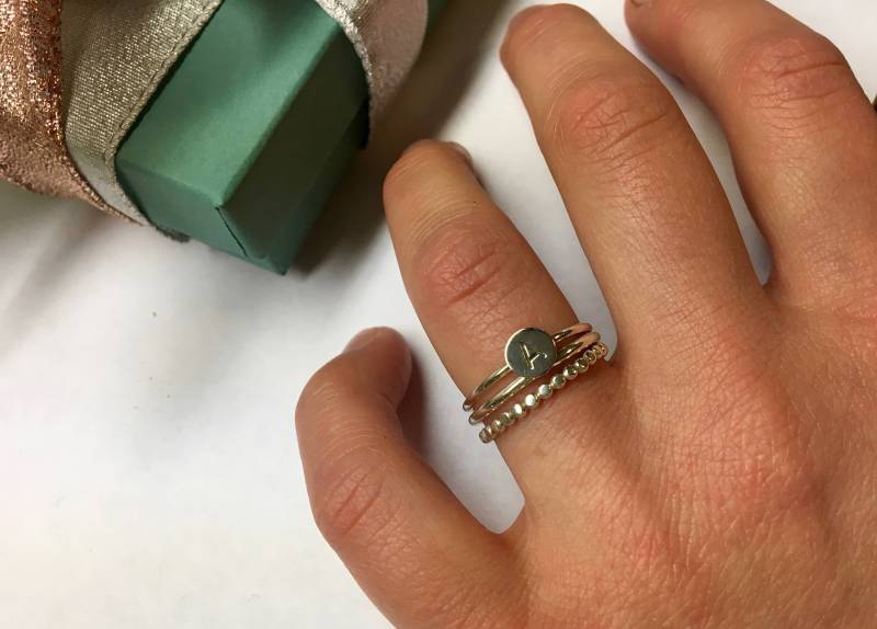 Initiale Stapelring ~ Zierliche Stapler Mütter Ring Personalisierte Geschenk Buchstabe Sterling Silber Initiale Stapelring ~ Zierliche Stapler Mütter Ring Personalisierte Geschenk Buchstabe Sterling Silber von DinanRings