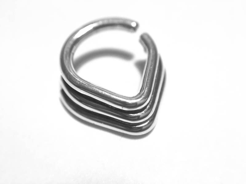 Layered Chevron Triple Septum Ring Hochglanzpoliert - Dreieck Gestapelte Nase Hoop ~ Spitze Sterling Silber Piercing Körperschmuck Layered Chevron Triple Septum Ring Hochglanzpoliert - Dreieck Gestapelte Nase Hoop ~ Spitze Sterling Silber Piercing Körperschmuck von DinanRings