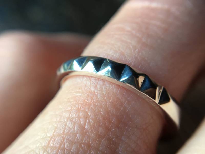 Nietenbesetzter Pyramidenring ~ Stapelring Aus Sterlingsilber Hundehalsband Nieten Punk-Band Nietenbesetzter Pyramidenring ~ Stapelring Aus Sterlingsilber Hundehalsband Nieten Punk-Band von DinanRings