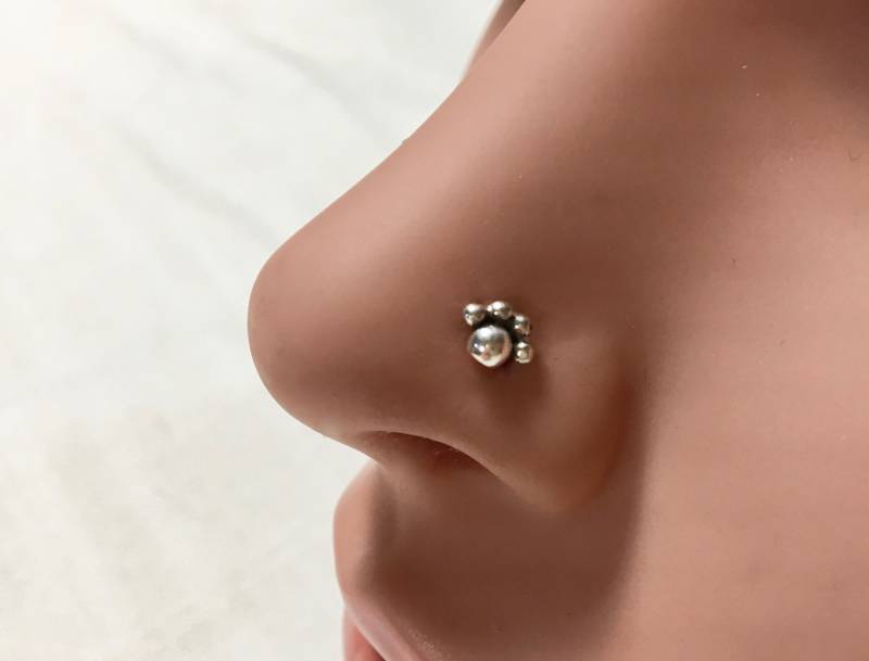 Pfotenabdruck Nasenstecker ~ Sterling Silber Tier Paw Print Nase Schraube Hund Oder Katze Nasenring Tierliebhaber Körperschmuck Pfotenabdruck Nasenstecker ~ Sterling Silber Tier Paw Print Nase Schraube Hund Oder Katze Nasenring Tierliebhaber Körperschmuck von DinanRings