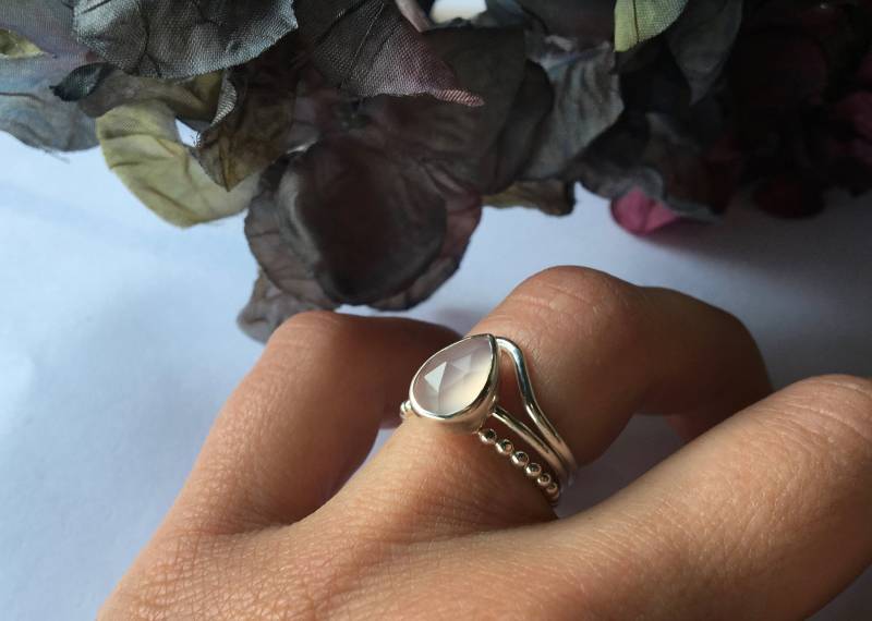 Rosa Calzedon Ring ~ Antike Rosenschliff Quarz Blass Rosa Sterling Silber Stapelring 7x10mm Echtem Naturstein Lünette Birnenform Rosa Calzedon Ring ~ Antike Rosenschliff Quarz Blass Rosa Sterling Silber Stapelring 7x10mm Echtem Naturstein Lünette Birnenform von DinanRings