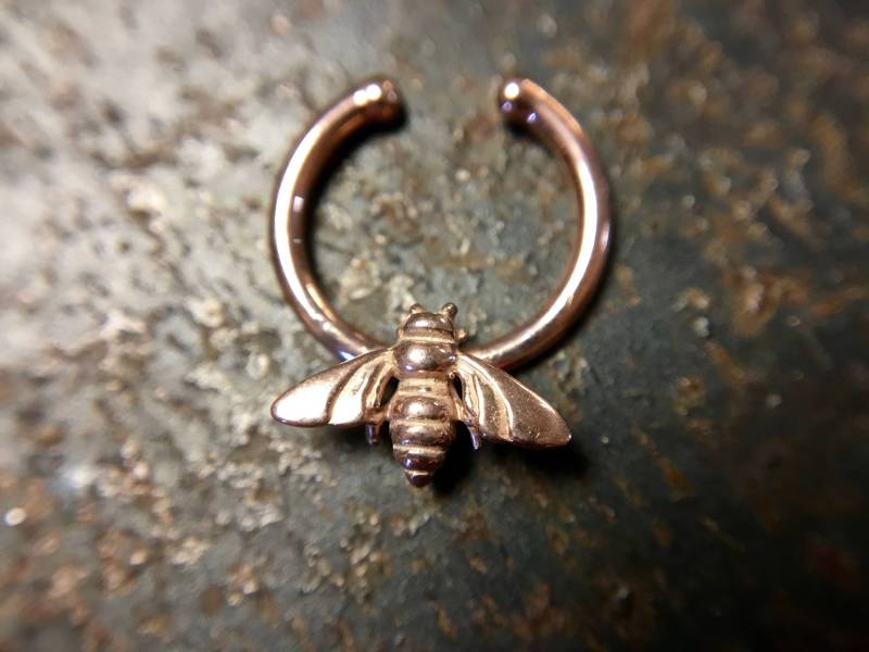 Rose Gold Bee Faux Septum Ring ~ Clip On Nasenring Fake Piercing Schmuck Honig Biene Rose Gold Bee Faux Septum Ring ~ Clip On Nasenring Fake Piercing Schmuck Honig Biene von DinanRings