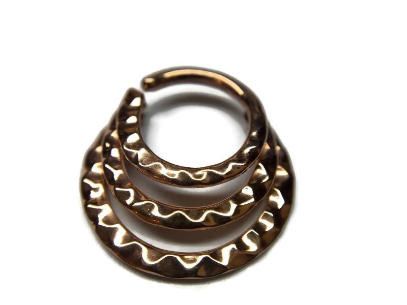Roségold-Dreifach Gehämmerter Septumring - Strukturierter Drei in Einem Nasenreifen Roségold Getauchtes Sterlingsilber von DinanRings
