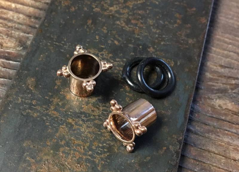 Roségoldene Kompass-Ohrringe ~ Roségold Getauchte Sterlingsilber-Ohrtunnel Gestreckte Zipfel Ohrstecker Mit Perlenbesetzten Details Roségoldene Kompass-Ohrringe ~ Roségold Getauchte Sterlingsilber-Ohrtunnel Gestreckte Zipfel Ohrstecker Mit Perlenbesetzten Details von DinanRings