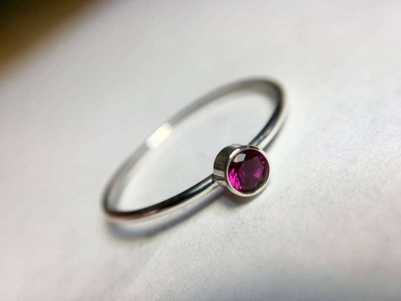 Rubin Ring Ultra Zierlich ~ 3 Mm Lünette Rot Rosa Edelstein Schlichter Silber Klein Minimalistisch 1 Band Rubin Ring Ultra Zierlich ~ 3 Mm Lünette Rot Rosa Edelstein Schlichter Silber Klein Minimalistisch 1 Band von DinanRings