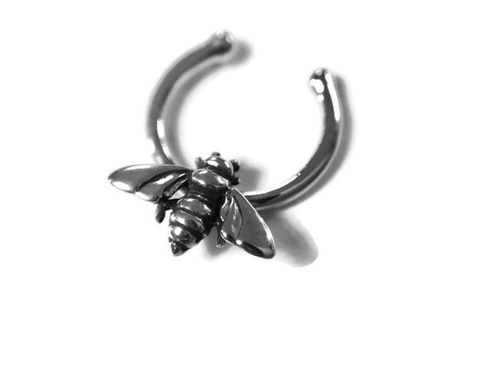 Silberne Biene Clip Auf Septum Ring - Bumble Bee Faux Nasenring Fake Faker Silberne Biene Clip Auf Septum Ring - Bumble Bee Faux Nasenring Fake Faker von DinanRings