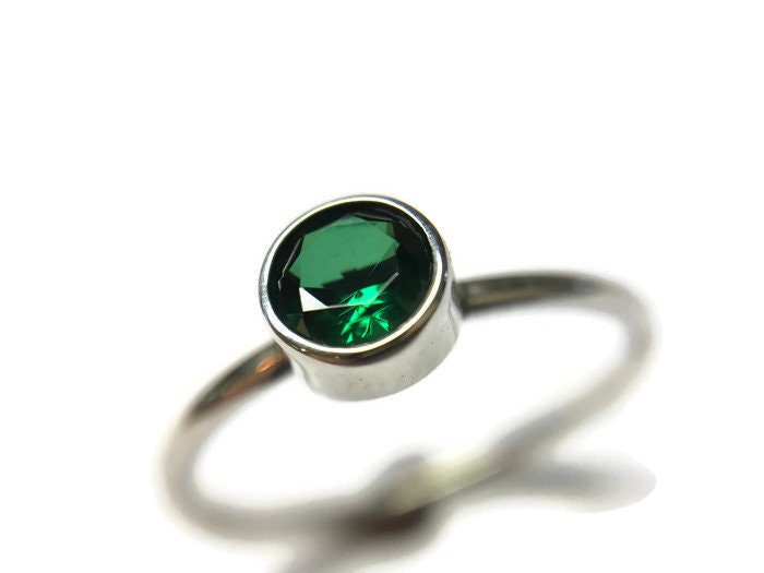 Smaragd-Ring 5Mm , Stapelring, Lünette, Leuchtend Grüner Edelstein-Ring, Einfache Silberne Stacker-Ring, Minimalistisch, 1, 3 Mm Band Smaragd-Ring 5Mm , Stapelring, Lünette, Leuchtend Grüner Edelstein-Ring, Einfache Silberne Stacker-Ring, Minimalistisch, 1, 3 Mm Band von DinanRings