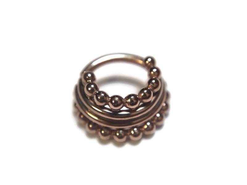 Solide 14 Karat Rose Gold Perlen Gestapelt Septum Ring ~ Quad Gestapelter Nasenring Körper Schmuck Vierfach Layered Detail Solide 14 Karat Rose Gold Perlen Gestapelt Septum Ring ~ Quad Gestapelter Nasenring Körper Schmuck Vierfach Layered Detail von DinanRings