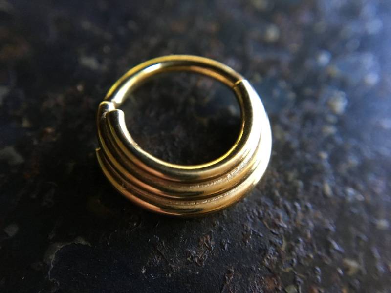 Solider 14 Karat Gelbgold Dreifach Gestapelter Septum Ring ~ Drei in Einem Geschichteten Körperschmuck Solid Gold Piercing Hoop Solider 14 Karat Gelbgold Dreifach Gestapelter Septum Ring ~ Drei in Einem Geschichteten Körperschmuck Solid Gold Piercing Hoop von DinanRings