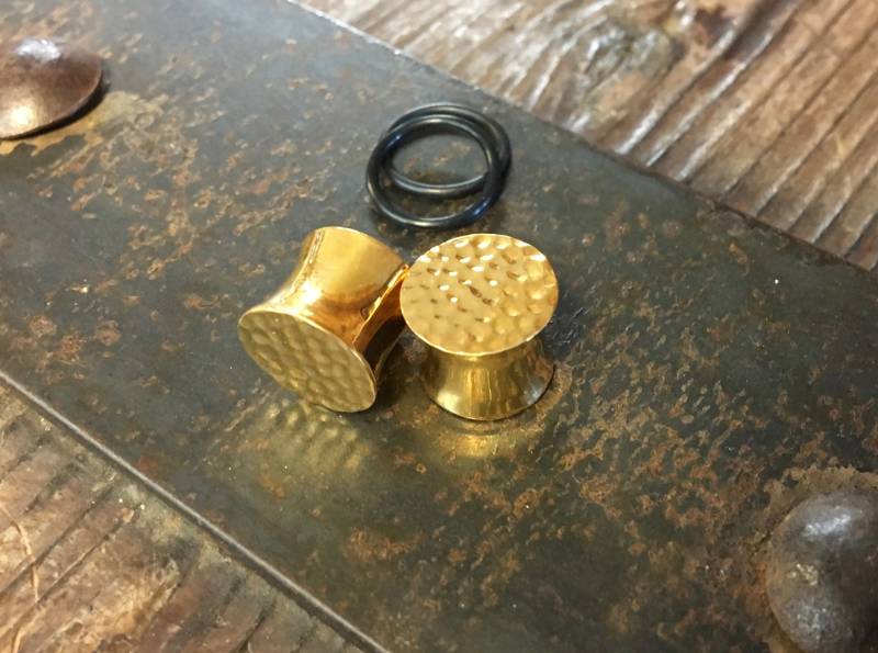 Texturierte Gold Plugs ~ Hammer Leichte Hohle Gelbgold Getauchte Sterling Silber Tunnel Gemessene Ohrringe Rohr Texturierte Gold Plugs ~ Hammer Leichte Hohle Gelbgold Getauchte Sterling Silber Tunnel Gemessene Ohrringe Rohr von DinanRings
