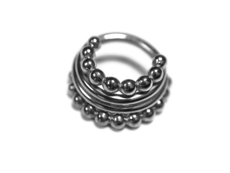 Vier Stacked Septum Ring - Überlagerte Nase Hoop Statement Körper Schmuck Vierreihiger Detaillierter Nasenring Vier Stacked Septum Ring - Überlagerte Nase Hoop Statement Körper Schmuck Vierreihiger Detaillierter Nasenring von DinanRings