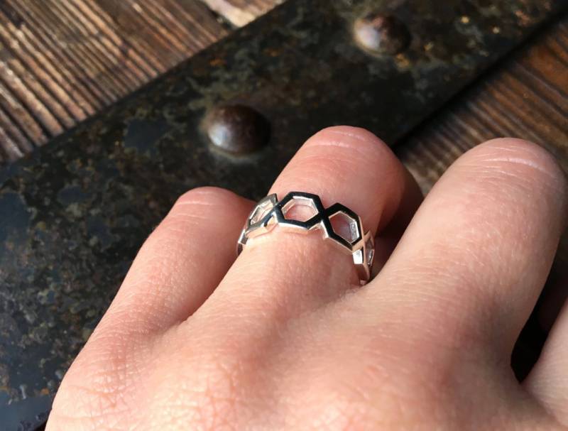 Waben-Hexagon-Silberring - Breites Silberband Bienenliebhaber Für Sie Oder Ihn von DinanRings