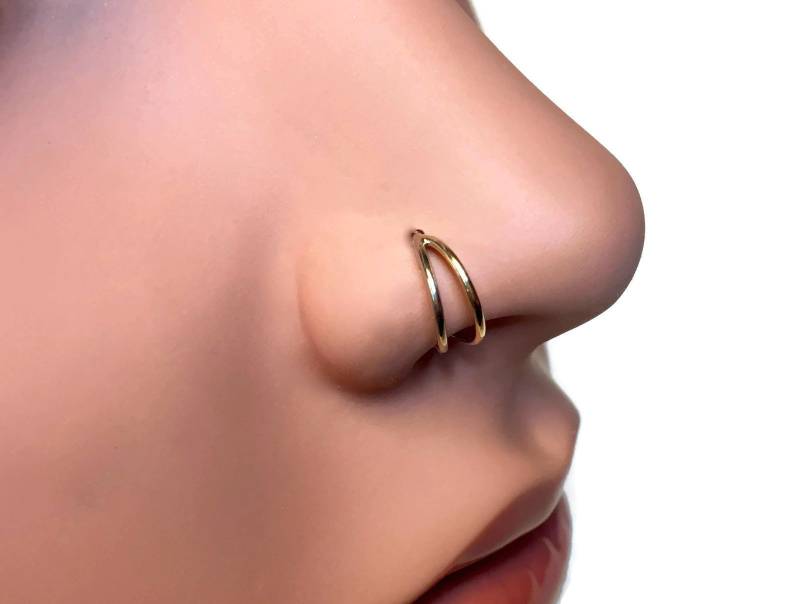 Zweifarbiger Doppellagiger Nasenring in Gold - 14 Karat Weiß Und Gelbgold Nasenloch Piercing Zweifarbiger Doppellagiger Nasenring in Gold - 14 Karat Weiß Und Gelbgold Nasenloch Piercing von DinanRings