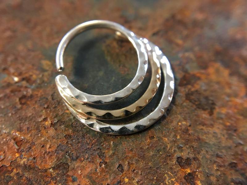 Zweifarbiger Gehämmerter Septumring - Nasenring Körperschmuck Creolen Sterling Silber Und 14 Karat Gelbgold Zweifarbiger Gehämmerter Septumring - Nasenring Körperschmuck Creolen Sterling Silber Und 14 Karat Gelbgold von DinanRings
