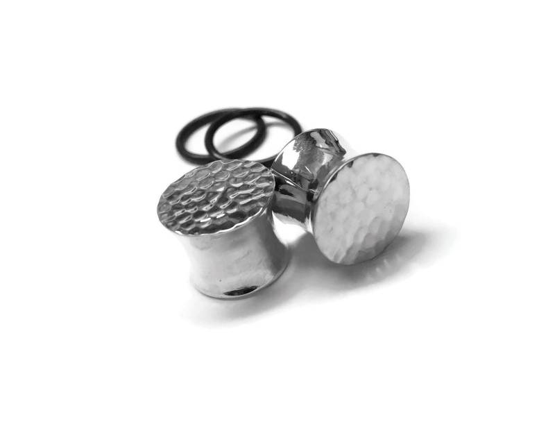 sterling Silber Ohr Plugs ~ Gehämmert Und Gedehnt Aus sterling Silber Ohr Plugs ~ Gehämmert Und Gedehnt Aus von DinanRings