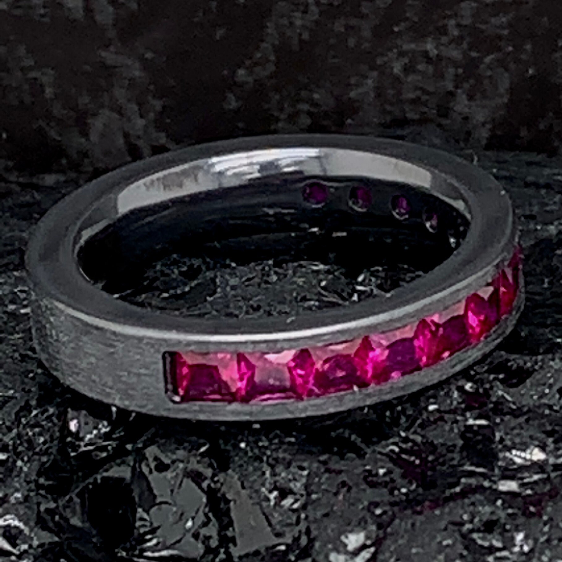 Rubin Ehering, Schwarzer Zirkon Ring, Eternity 4mm Stapelbarer Frauen Jahrestag Ring von DinaraStudio