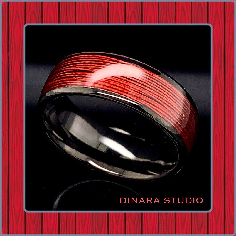 Schwarzer Wolfram Ehering, Rot Ring, Herren Band, Personalisierter Ring von DinaraStudio