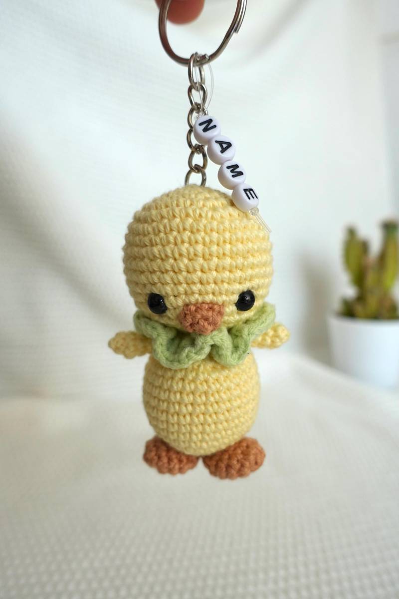 Personalisierter Gehäkelter Enten-Schlüsselanhänger - Mit Wunschnamen Amigurumi Ente Geschenkidee Handmade von DinkytaleHandmade