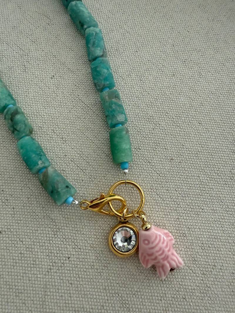 Aquamarine Edelstein-Halskette Rosa Fisch Charm, Türkis Glasperlen Aquamarine Edelstein-Halskette Rosa Fisch Charm, Türkis Glasperlen von DinnerPartyDarling