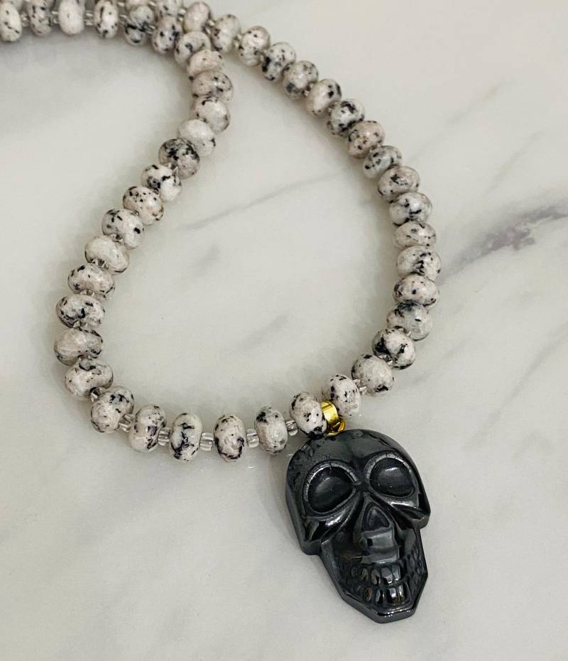 Hämatit Schädel Anhänger Perlen Halskette | Halloween Howlite Edelstein Rondelle Perlen-Halskette Hämatit Schädel Anhänger Perlen Halskette | Halloween Howlite Edelstein Rondelle Perlen-Halskette von DinnerPartyDarling