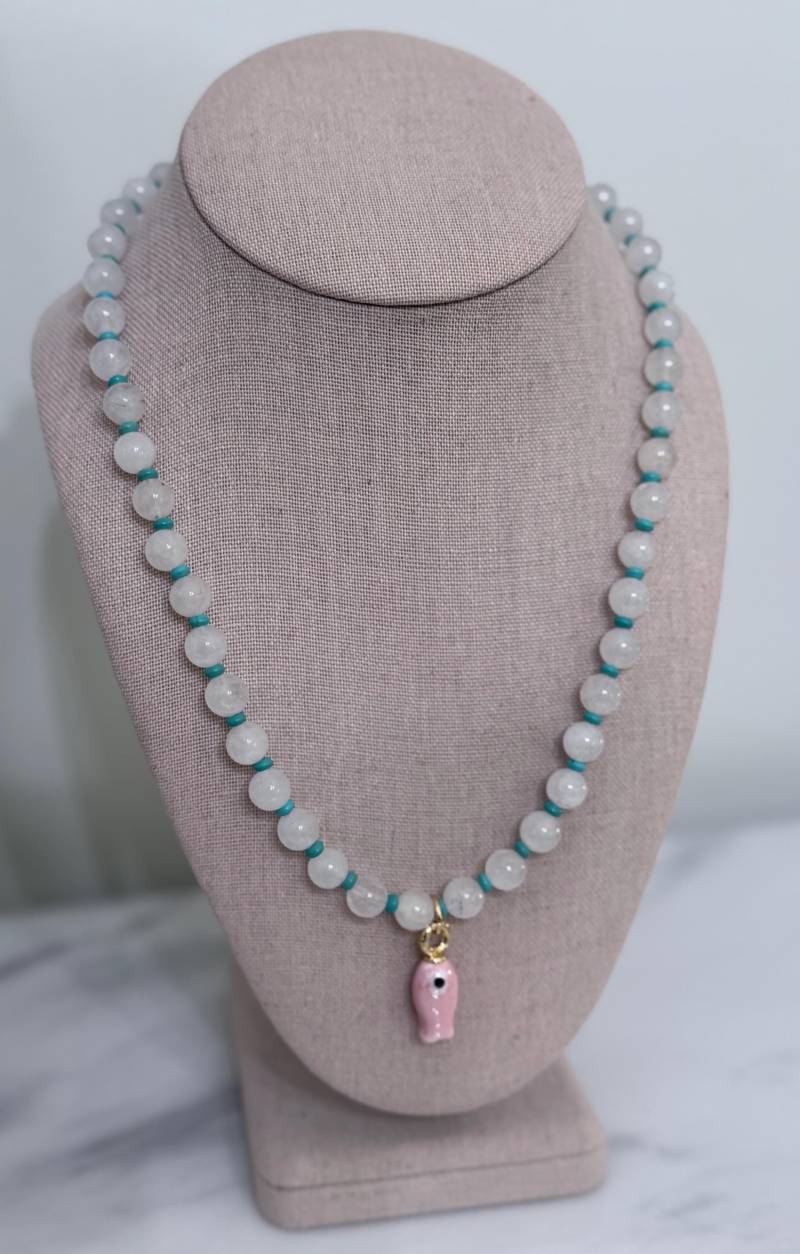 Bergkristall & Türkis Perlenkette Rosa Keramik Fisch Charm Bergkristall & Türkis Perlenkette Rosa Keramik Fisch Charm von DinnerPartyDarling
