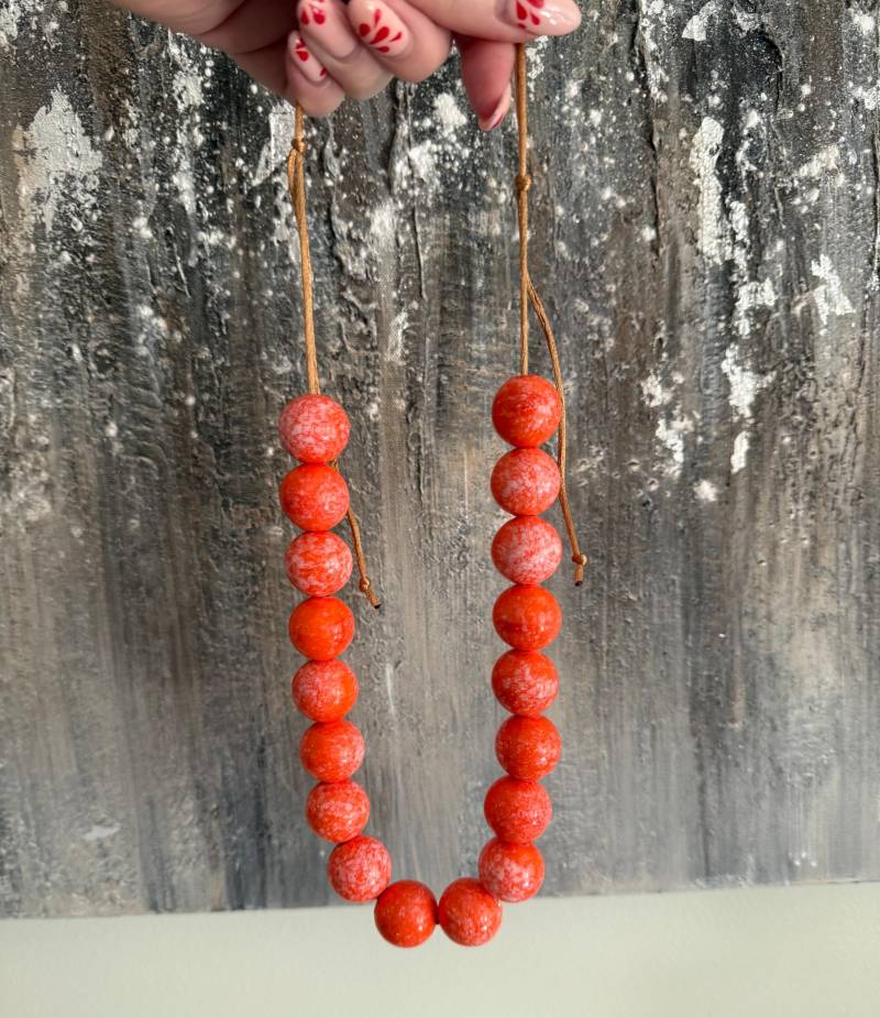Orange Klobige Keramikperlenkette Verstellbares Goldband Orange Klobige Keramikperlenkette Verstellbares Goldband von DinnerPartyDarling