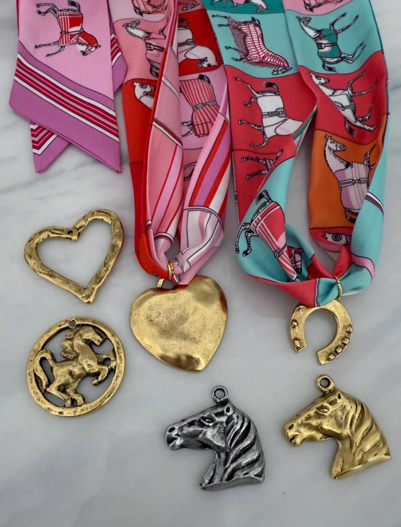 "Reitpferde Print Schal Halskette Verstellbarer Charm Bandana." "Reitpferde Print Schal Halskette Verstellbarer Charm Bandana." von DinnerPartyDarling