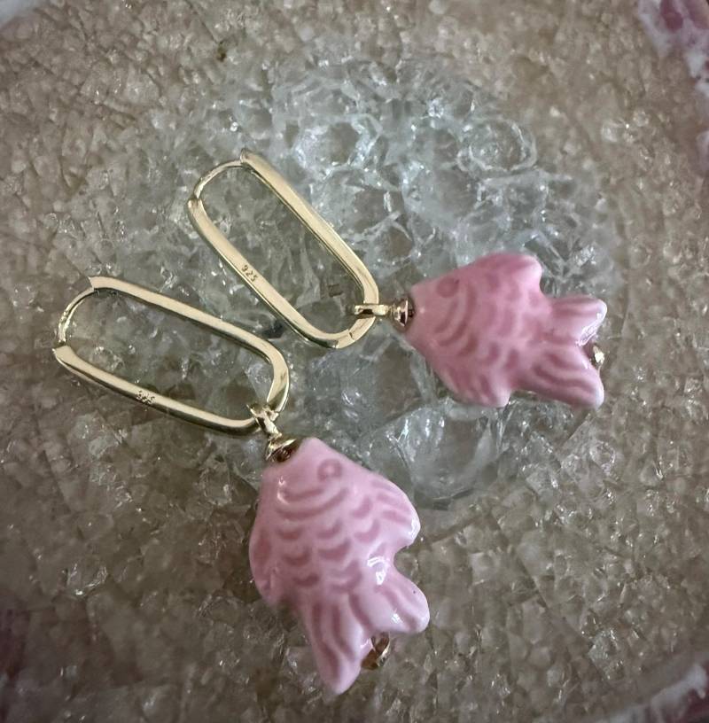Rosa Keramikfisch-Ohrringe, Gold-Ohrringe, Sterlingsilber Rosa Keramikfisch-Ohrringe, Gold-Ohrringe, Sterlingsilber von DinnerPartyDarling
