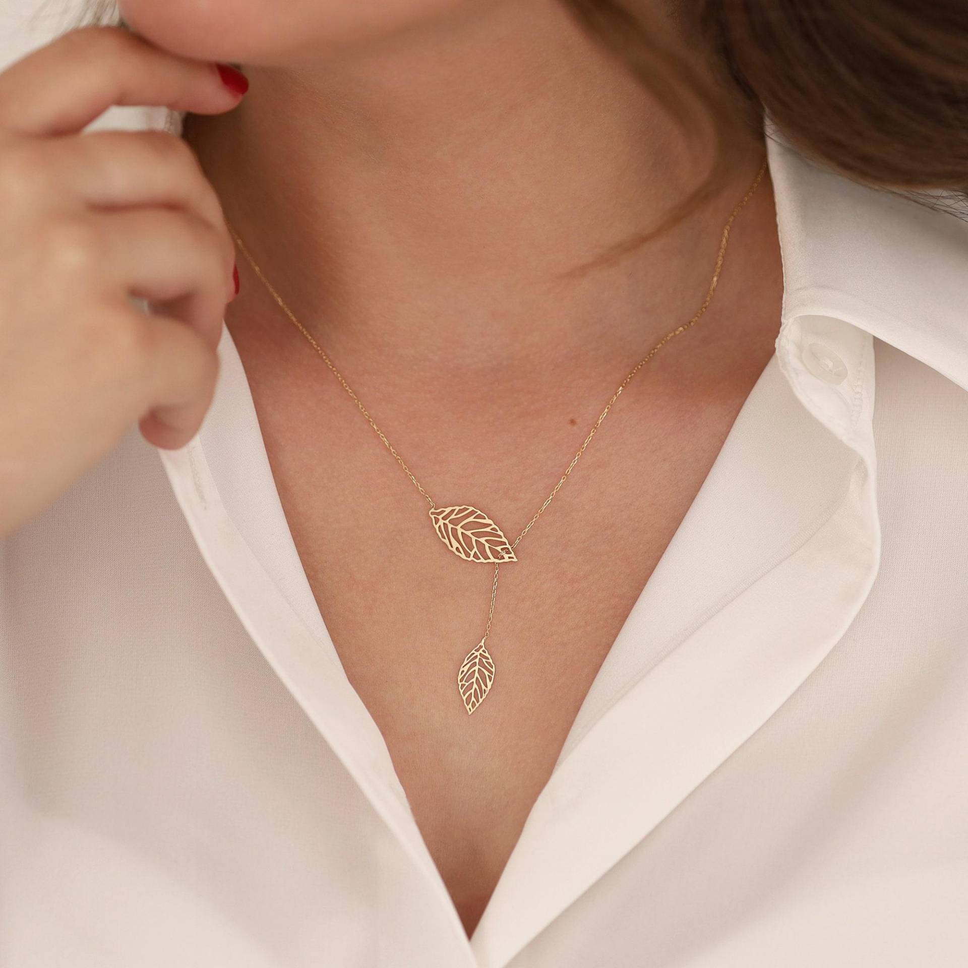 14K Gold Doppel Blatt Halskette | Natur Inspirierte Hohle Blätter Anhänger von DionJewel