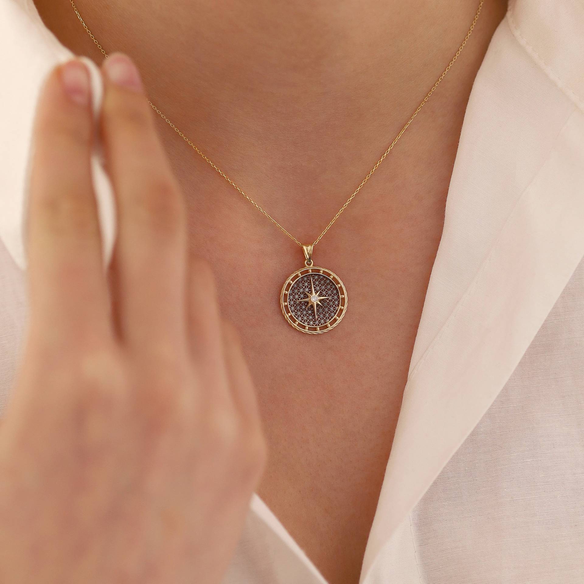 14K Gold Kompass Halskette | Minimaler Traveller-Anhänger, Der Führung Und Abenteuer Symbolisiert 14K Gold Kompass Halskette | Minimaler Traveller-Anhänger, Der Führung Und Abenteuer Symbolisiert von DionJewel