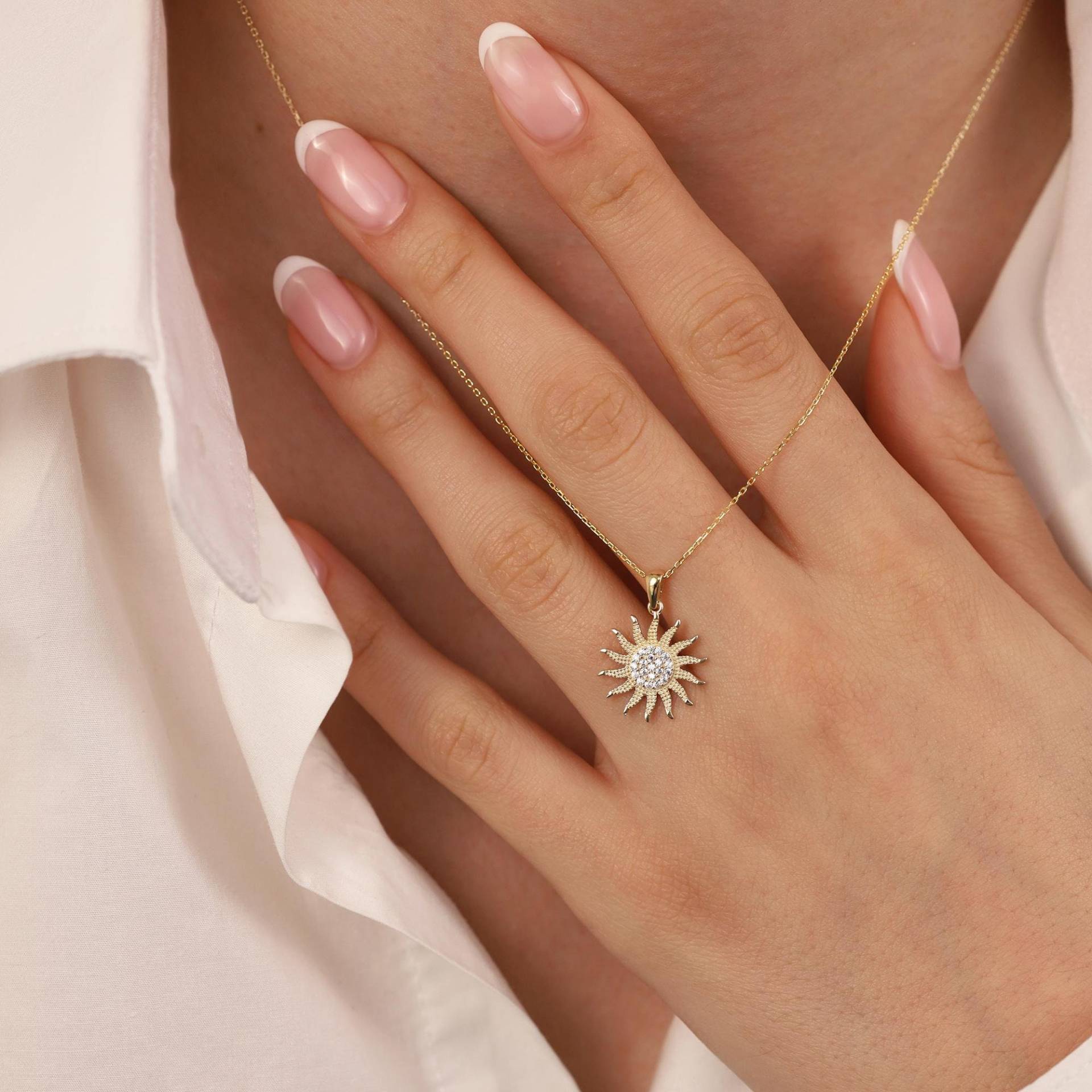 14K Gold Sunshine Anhänger Halskette | Zierliches Sonnensymbol Design von DionJewel