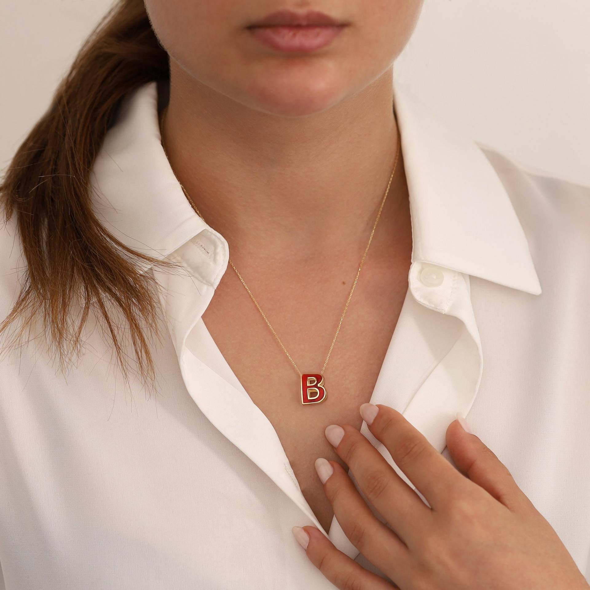 14K Gold Zweifarbige Emaille Buchstaben Halskette | Personalisierter Initial Anhänger Mit Perlglanz von DionJewel