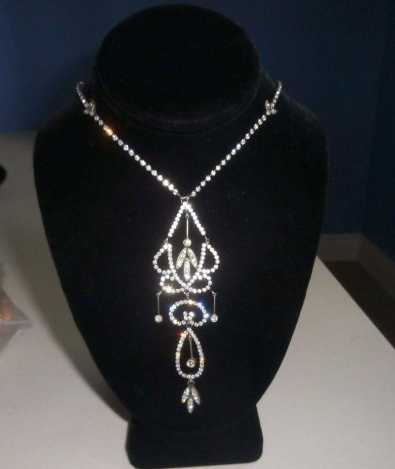 1980Er Christian Dior Signierte Gunmetal Halskette W/Crystals 30" L + 4 3/4" Anhänger Deutschland von Dior4U