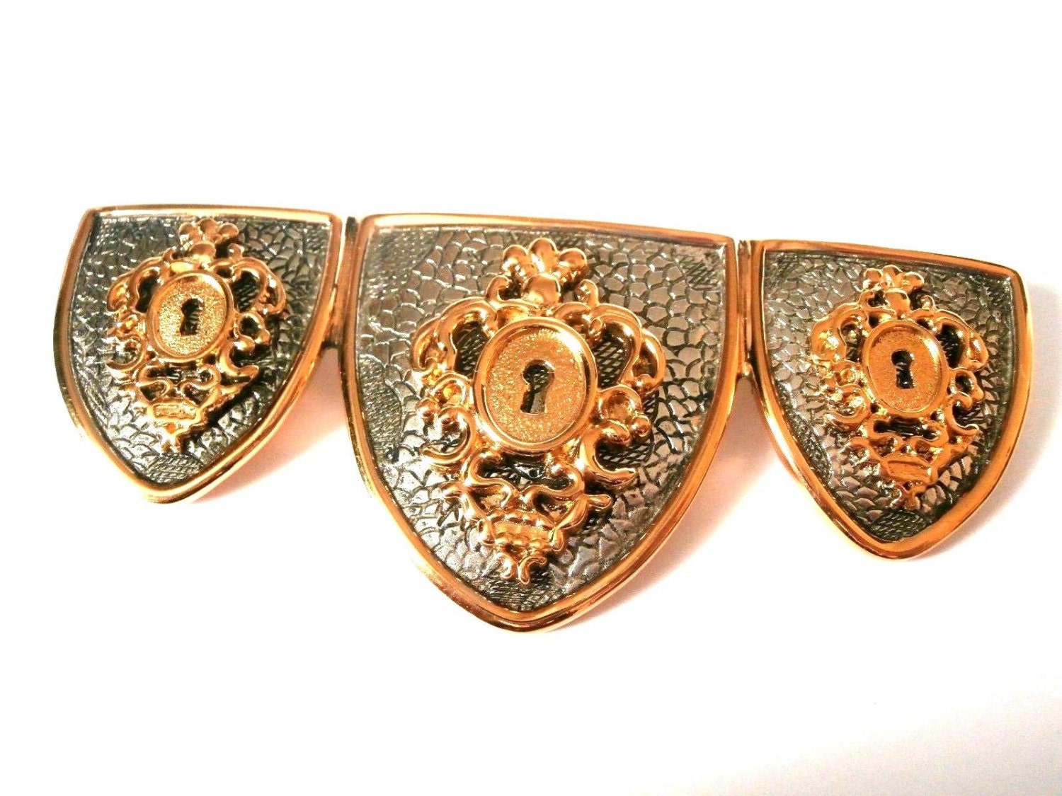 1980Er Jahre Rochas Signierte Vergoldete Anstecknadel Brosche Dreifach Wappen/Schild Nummer 162 von Dior4U