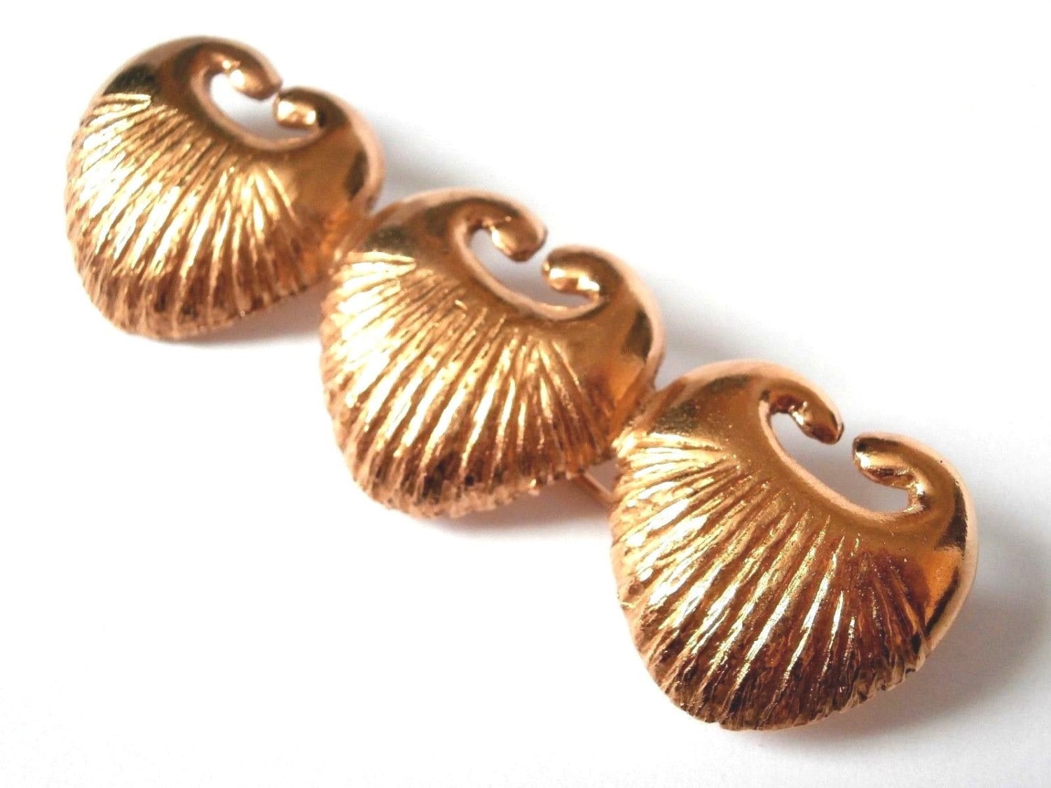 1980Er Jahre Rochas Signierte Vergoldete Triple Heart Pin Brosche Nummer 142 von Dior4U