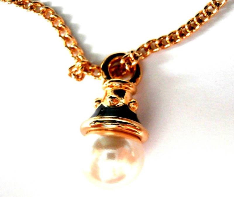 Burberrys Of London Halskette Mit Perlenanhänger Signiert Burburry Logo Made in Usa von Dior4U